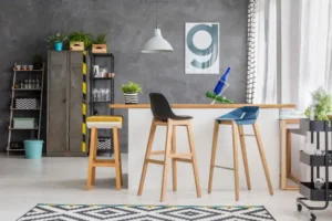 Zelfgemaakte barkrukken van steigerhout in keuken